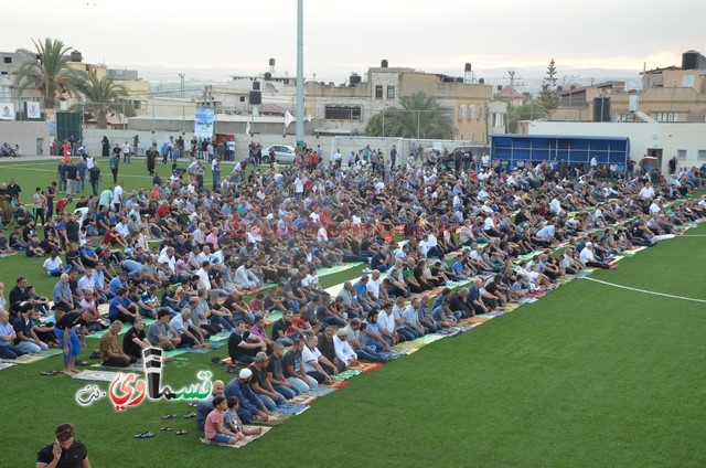 فيديو : المئات يؤدون صلاة عيد الأضحى والرئيس عادل بدير والأهالي يتصافحون ويهنئون ويعم السرور كل الحضور